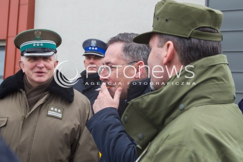  07.03.2014 MEDYKA <br />MINISTER SPRAW WEWNETRZNYCH BARTLOMIEJ SIENKIEWICZ Z WIZYTA NA POLSKO-UKRAINSKIM PRZEJSCIU GRANICZNYM W MEDYCE NA PODKARPACIU. WIZYTA MINISTRA ZWIAZANA JEST Z SYTUACJA NA UKRAINIE, MINISTER SPRAWDZIL GOTOWOSC SLUZB I PODLEGLYCH JEDNOSTEK NA EWENTUALNE PRZYJECIE UCHODZCOW Z UKRAINY.<br />N/Z MINISTER BARTLOMIEJ SIENKIEWICZ<br /> 