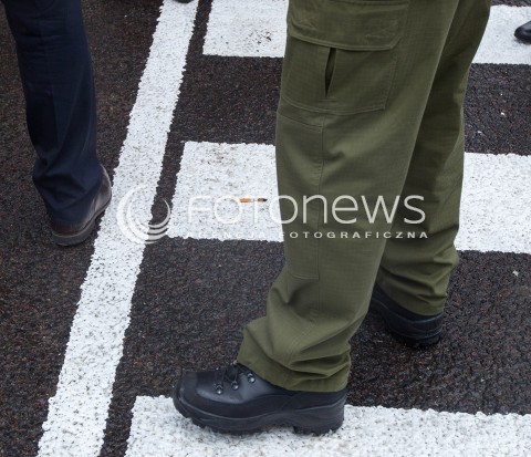  07.03.2014 MEDYKA <br />MINISTER SPRAW WEWNETRZNYCH BARTLOMIEJ SIENKIEWICZ Z WIZYTA NA POLSKO-UKRAINSKIM PRZEJSCIU GRANICZNYM W MEDYCE NA PODKARPACIU. WIZYTA MINISTRA ZWIAZANA JEST Z SYTUACJA NA UKRAINIE, MINISTER SPRAWDZIL GOTOWOSC SLUZB I PODLEGLYCH JEDNOSTEK NA EWENTUALNE PRZYJECIE UCHODZCOW Z UKRAINY.<br />N/Z PET WYRZUCONY NA ZIEMIE PRZEZ MINISTRA SPRAW WEWNETRZNCYH<br /> 