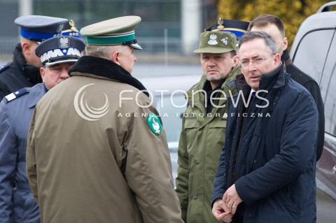  07.03.2014 MEDYKA <br />MINISTER SPRAW WEWNETRZNYCH BARTLOMIEJ SIENKIEWICZ Z WIZYTA NA POLSKO-UKRAINSKIM PRZEJSCIU GRANICZNYM W MEDYCE NA PODKARPACIU. WIZYTA MINISTRA ZWIAZANA JEST Z SYTUACJA NA UKRAINIE, MINISTER SPRAWDZIL GOTOWOSC SLUZB I PODLEGLYCH JEDNOSTEK NA EWENTUALNE PRZYJECIE UCHODZCOW Z UKRAINY.<br />N/Z BARTLOMIEJ SIENKIEWICZ<br /> 