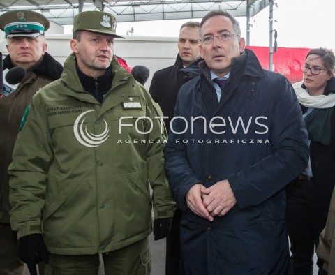  07.03.2014 MEDYKA <br />MINISTER SPRAW WEWNETRZNYCH BARTLOMIEJ SIENKIEWICZ Z WIZYTA NA POLSKO-UKRAINSKIM PRZEJSCIU GRANICZNYM W MEDYCE NA PODKARPACIU. WIZYTA MINISTRA ZWIAZANA JEST Z SYTUACJA NA UKRAINIE, MINISTER SPRAWDZIL GOTOWOSC SLUZB I PODLEGLYCH JEDNOSTEK NA EWENTUALNE PRZYJECIE UCHODZCOW Z UKRAINY.<br />N/Z MINISTER BARTLOMIEJ SIENKIEWICZ I KOMENDANT GLOWNY STRAZY GRANICZNEJ GEN. BRYG. SG DOMINIK TRACZ<br /> 