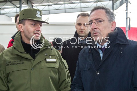  07.03.2014 MEDYKA <br />MINISTER SPRAW WEWNETRZNYCH BARTLOMIEJ SIENKIEWICZ Z WIZYTA NA POLSKO-UKRAINSKIM PRZEJSCIU GRANICZNYM W MEDYCE NA PODKARPACIU. WIZYTA MINISTRA ZWIAZANA JEST Z SYTUACJA NA UKRAINIE, MINISTER SPRAWDZIL GOTOWOSC SLUZB I PODLEGLYCH JEDNOSTEK NA EWENTUALNE PRZYJECIE UCHODZCOW Z UKRAINY.<br />N/Z MINISTER BARTLOMIEJ SIENKIEWICZ I KOMENDANT GLOWNY STRAZY GRANICZNEJ GEN. BRYG. SG DOMINIK TRACZ<br /> 