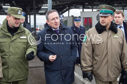  07.03.2014 MEDYKA <br />MINISTER SPRAW WEWNETRZNYCH BARTLOMIEJ SIENKIEWICZ Z WIZYTA NA POLSKO-UKRAINSKIM PRZEJSCIU GRANICZNYM W MEDYCE NA PODKARPACIU. WIZYTA MINISTRA ZWIAZANA JEST Z SYTUACJA NA UKRAINIE, MINISTER SPRAWDZIL GOTOWOSC SLUZB I PODLEGLYCH JEDNOSTEK NA EWENTUALNE PRZYJECIE UCHODZCOW Z UKRAINY.<br />N/Z MINISTER BARTLOMIEJ SIENKIEWICZ I KOMENDANT GLOWNY STRAZY GRANICZNEJ GEN. BRYG. SG DOMINIK TRACZ (L) <br /> 