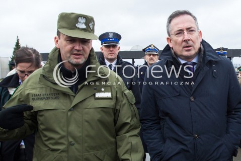 07.03.2014 MEDYKA <br />MINISTER SPRAW WEWNETRZNYCH BARTLOMIEJ SIENKIEWICZ Z WIZYTA NA POLSKO-UKRAINSKIM PRZEJSCIU GRANICZNYM W MEDYCE NA PODKARPACIU. WIZYTA MINISTRA ZWIAZANA JEST Z SYTUACJA NA UKRAINIE, MINISTER SPRAWDZIL GOTOWOSC SLUZB I PODLEGLYCH JEDNOSTEK NA EWENTUALNE PRZYJECIE UCHODZCOW Z UKRAINY.<br />N/Z MINISTER BARTLOMIEJ SIENKIEWICZ I KOMENDANT GLOWNY STRAZY GRANICZNEJ GEN. BRYG. SG DOMINIK TRACZ<br /> 