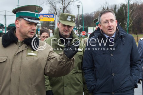 Minister Spraw Wewnętrznych na przejściu granicznym w Medyce