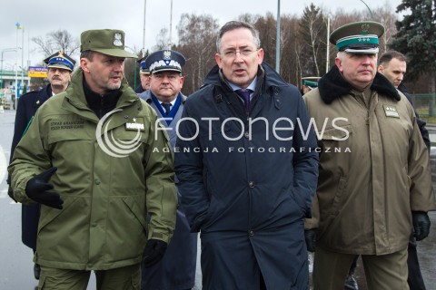  07.03.2014 MEDYKA <br />MINISTER SPRAW WEWNETRZNYCH BARTLOMIEJ SIENKIEWICZ Z WIZYTA NA POLSKO-UKRAINSKIM PRZEJSCIU GRANICZNYM W MEDYCE NA PODKARPACIU. WIZYTA MINISTRA ZWIAZANA JEST Z SYTUACJA NA UKRAINIE, MINISTER SPRAWDZIL GOTOWOSC SLUZB I PODLEGLYCH JEDNOSTEK NA EWENTUALNE PRZYJECIE UCHODZCOW Z UKRAINY.<br />N/Z MINISTER BARTLOMIEJ SIENKIEWICZ I KOMENDANT GLOWNY STRAZY GRANICZNEJ GEN. BRYG. SG DOMINIK TRACZ (L) I KOMENDANT BIESZCZADZKIEGO ODDZIALU STRAZY GRANICZNEJ PLK WALDEMAR SKARBEK (P)<br /> 
