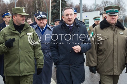  07.03.2014 MEDYKA <br />MINISTER SPRAW WEWNETRZNYCH BARTLOMIEJ SIENKIEWICZ Z WIZYTA NA POLSKO-UKRAINSKIM PRZEJSCIU GRANICZNYM W MEDYCE NA PODKARPACIU. WIZYTA MINISTRA ZWIAZANA JEST Z SYTUACJA NA UKRAINIE, MINISTER SPRAWDZIL GOTOWOSC SLUZB I PODLEGLYCH JEDNOSTEK NA EWENTUALNE PRZYJECIE UCHODZCOW Z UKRAINY.<br />N/Z MINISTER BARTLOMIEJ SIENKIEWICZ I KOMENDANT GLOWNY STRAZY GRANICZNEJ GEN. BRYG. SG DOMINIK TRACZ (L) I KOMENDANT BIESZCZADZKIEGO ODDZIALU STRAZY GRANICZNEJ PLK WALDEMAR SKARBEK (P)<br /> 