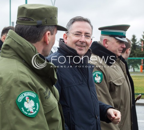  07.03.2014 MEDYKA <br />MINISTER SPRAW WEWNETRZNYCH BARTLOMIEJ SIENKIEWICZ Z WIZYTA NA POLSKO-UKRAINSKIM PRZEJSCIU GRANICZNYM W MEDYCE NA PODKARPACIU. WIZYTA MINISTRA ZWIAZANA JEST Z SYTUACJA NA UKRAINIE, MINISTER SPRAWDZIL GOTOWOSC SLUZB I PODLEGLYCH JEDNOSTEK NA EWENTUALNE PRZYJECIE UCHODZCOW Z UKRAINY.<br />N/Z MINISTER BARTLOMIEJ SIENKIEWICZ<br /> 