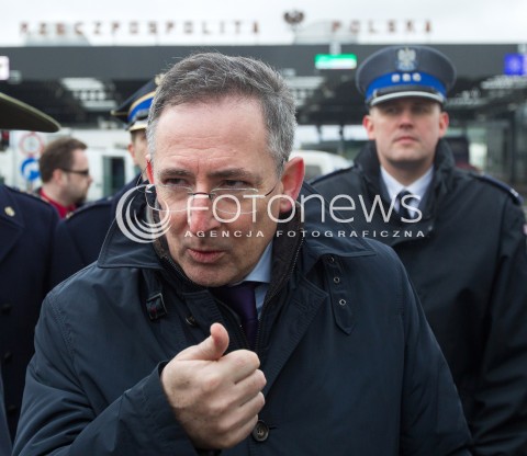  07.03.2014 MEDYKA <br />MINISTER SPRAW WEWNETRZNYCH BARTLOMIEJ SIENKIEWICZ Z WIZYTA NA POLSKO-UKRAINSKIM PRZEJSCIU GRANICZNYM W MEDYCE NA PODKARPACIU. WIZYTA MINISTRA ZWIAZANA JEST Z SYTUACJA NA UKRAINIE, MINISTER SPRAWDZIL GOTOWOSC SLUZB I PODLEGLYCH JEDNOSTEK NA EWENTUALNE PRZYJECIE UCHODZCOW Z UKRAINY.<br />N/Z MINISTER BARTLOMIEJ SIENKIEWICZ<br /> 