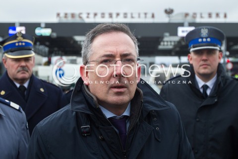  07.03.2014 MEDYKA <br />MINISTER SPRAW WEWNETRZNYCH BARTLOMIEJ SIENKIEWICZ Z WIZYTA NA POLSKO-UKRAINSKIM PRZEJSCIU GRANICZNYM W MEDYCE NA PODKARPACIU. WIZYTA MINISTRA ZWIAZANA JEST Z SYTUACJA NA UKRAINIE, MINISTER SPRAWDZIL GOTOWOSC SLUZB I PODLEGLYCH JEDNOSTEK NA EWENTUALNE PRZYJECIE UCHODZCOW Z UKRAINY.<br />N/Z MINISTER BARTLOMIEJ SIENKIEWICZ<br /> 