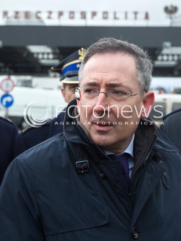  07.03.2014 MEDYKA <br />MINISTER SPRAW WEWNETRZNYCH BARTLOMIEJ SIENKIEWICZ Z WIZYTA NA POLSKO-UKRAINSKIM PRZEJSCIU GRANICZNYM W MEDYCE NA PODKARPACIU. WIZYTA MINISTRA ZWIAZANA JEST Z SYTUACJA NA UKRAINIE, MINISTER SPRAWDZIL GOTOWOSC SLUZB I PODLEGLYCH JEDNOSTEK NA EWENTUALNE PRZYJECIE UCHODZCOW Z UKRAINY.<br />N/Z MINISTER BARTLOMIEJ SIENKIEWICZ<br /> 