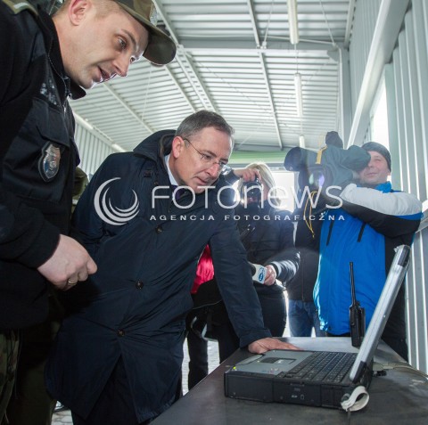  07.03.2014 MEDYKA <br />MINISTER SPRAW WEWNETRZNYCH BARTLOMIEJ SIENKIEWICZ Z WIZYTA NA POLSKO-UKRAINSKIM PRZEJSCIU GRANICZNYM W MEDYCE NA PODKARPACIU. WIZYTA MINISTRA ZWIAZANA JEST Z SYTUACJA NA UKRAINIE, MINISTER SPRAWDZIL GOTOWOSC SLUZB I PODLEGLYCH JEDNOSTEK NA EWENTUALNE PRZYJECIE UCHODZCOW Z UKRAINY.<br />N/Z MINISTER BARTLOMIEJ SIENKIEWICZ<br /> 