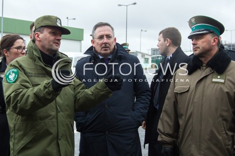  07.03.2014 MEDYKA <br />MINISTER SPRAW WEWNETRZNYCH BARTLOMIEJ SIENKIEWICZ Z WIZYTA NA POLSKO-UKRAINSKIM PRZEJSCIU GRANICZNYM W MEDYCE NA PODKARPACIU. WIZYTA MINISTRA ZWIAZANA JEST Z SYTUACJA NA UKRAINIE, MINISTER SPRAWDZIL GOTOWOSC SLUZB I PODLEGLYCH JEDNOSTEK NA EWENTUALNE PRZYJECIE UCHODZCOW Z UKRAINY.<br />N/Z MINISTER BARTLOMIEJ SIENKIEWICZ I KOMENDANT GLOWNY STRAZY GRANICZNEJ GEN. BRYG. SG DOMINIK TRACZ (L)<br /> 
