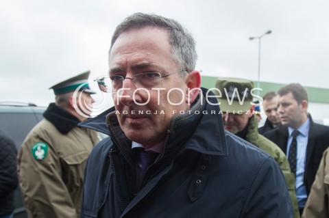  07.03.2014 MEDYKA <br />MINISTER SPRAW WEWNETRZNYCH BARTLOMIEJ SIENKIEWICZ Z WIZYTA NA POLSKO-UKRAINSKIM PRZEJSCIU GRANICZNYM W MEDYCE NA PODKARPACIU. WIZYTA MINISTRA ZWIAZANA JEST Z SYTUACJA NA UKRAINIE, MINISTER SPRAWDZIL GOTOWOSC SLUZB I PODLEGLYCH JEDNOSTEK NA EWENTUALNE PRZYJECIE UCHODZCOW Z UKRAINY.<br />N/Z MINISTER BARTLOMIEJ SIENKIEWICZ<br /> 