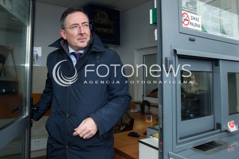  07.03.2014 MEDYKA <br />MINISTER SPRAW WEWNETRZNYCH BARTLOMIEJ SIENKIEWICZ Z WIZYTA NA POLSKO-UKRAINSKIM PRZEJSCIU GRANICZNYM W MEDYCE NA PODKARPACIU. WIZYTA MINISTRA ZWIAZANA JEST Z SYTUACJA NA UKRAINIE, MINISTER SPRAWDZIL GOTOWOSC SLUZB I PODLEGLYCH JEDNOSTEK NA EWENTUALNE PRZYJECIE UCHODZCOW Z UKRAINY.<br />N/Z MINISTER BARTLOMIEJ SIENKIEWICZ<br /> 