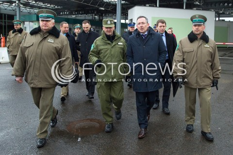  07.03.2014 MEDYKA <br />MINISTER SPRAW WEWNETRZNYCH BARTLOMIEJ SIENKIEWICZ Z WIZYTA NA POLSKO-UKRAINSKIM PRZEJSCIU GRANICZNYM W MEDYCE NA PODKARPACIU. WIZYTA MINISTRA ZWIAZANA JEST Z SYTUACJA NA UKRAINIE, MINISTER SPRAWDZIL GOTOWOSC SLUZB I PODLEGLYCH JEDNOSTEK NA EWENTUALNE PRZYJECIE UCHODZCOW Z UKRAINY.<br />N/Z MINISTER BARTLOMIEJ SIENKIEWICZ<br /> 