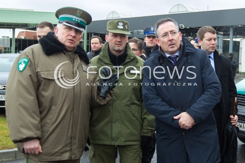  07.03.2014 MEDYKA <br />MINISTER SPRAW WEWNETRZNYCH BARTLOMIEJ SIENKIEWICZ Z WIZYTA NA POLSKO-UKRAINSKIM PRZEJSCIU GRANICZNYM W MEDYCE NA PODKARPACIU. WIZYTA MINISTRA ZWIAZANA JEST Z SYTUACJA NA UKRAINIE, MINISTER SPRAWDZIL GOTOWOSC SLUZB I PODLEGLYCH JEDNOSTEK NA EWENTUALNE PRZYJECIE UCHODZCOW Z UKRAINY.<br />N/Z MINISTER BARTLOMIEJ SIENKIEWICZ (P) I KOMENDANT GLOWNY STRAZY GRANICZNEJ GEN. BRYG. SG DOMINIK TRACZ (C) I KOMENDANT BIESZCZADZKIEGO ODDZIALU STRAZY GRANICZNEJ PLK WALDEMAR SKARBEK (L)<br /> 