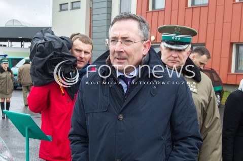  07.03.2014 MEDYKA <br />MINISTER SPRAW WEWNETRZNYCH BARTLOMIEJ SIENKIEWICZ Z WIZYTA NA POLSKO-UKRAINSKIM PRZEJSCIU GRANICZNYM W MEDYCE NA PODKARPACIU. WIZYTA MINISTRA ZWIAZANA JEST Z SYTUACJA NA UKRAINIE, MINISTER SPRAWDZIL GOTOWOSC SLUZB I PODLEGLYCH JEDNOSTEK NA EWENTUALNE PRZYJECIE UCHODZCOW Z UKRAINY.<br />N/Z MINISTER BARTLOMIEJ SIENKIEWICZ<br /> 
