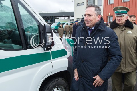  07.03.2014 MEDYKA <br />MINISTER SPRAW WEWNETRZNYCH BARTLOMIEJ SIENKIEWICZ Z WIZYTA NA POLSKO-UKRAINSKIM PRZEJSCIU GRANICZNYM W MEDYCE NA PODKARPACIU. WIZYTA MINISTRA ZWIAZANA JEST Z SYTUACJA NA UKRAINIE, MINISTER SPRAWDZIL GOTOWOSC SLUZB I PODLEGLYCH JEDNOSTEK NA EWENTUALNE PRZYJECIE UCHODZCOW Z UKRAINY.<br />N/Z MINISTER BARTLOMIEJ SIENKIEWICZ<br /> 