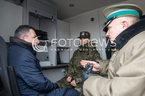  07.03.2014 MEDYKA <br />MINISTER SPRAW WEWNETRZNYCH BARTLOMIEJ SIENKIEWICZ Z WIZYTA NA POLSKO-UKRAINSKIM PRZEJSCIU GRANICZNYM W MEDYCE NA PODKARPACIU. WIZYTA MINISTRA ZWIAZANA JEST Z SYTUACJA NA UKRAINIE, MINISTER SPRAWDZIL GOTOWOSC SLUZB I PODLEGLYCH JEDNOSTEK NA EWENTUALNE PRZYJECIE UCHODZCOW Z UKRAINY.<br />N/Z MINISTER BARTLOMIEJ SIENKIEWICZ<br /> 
