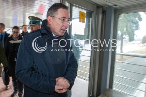  07.03.2014 MEDYKA <br />MINISTER SPRAW WEWNETRZNYCH BARTLOMIEJ SIENKIEWICZ Z WIZYTA NA POLSKO-UKRAINSKIM PRZEJSCIU GRANICZNYM W MEDYCE NA PODKARPACIU. WIZYTA MINISTRA ZWIAZANA JEST Z SYTUACJA NA UKRAINIE, MINISTER SPRAWDZIL GOTOWOSC SLUZB I PODLEGLYCH JEDNOSTEK NA EWENTUALNE PRZYJECIE UCHODZCOW Z UKRAINY.<br />N/Z MINISTER BARTLOMIEJ SIENKIEWICZ<br /> 