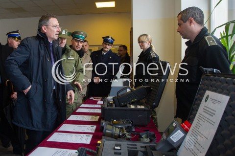  07.03.2014 MEDYKA <br />MINISTER SPRAW WEWNETRZNYCH BARTLOMIEJ SIENKIEWICZ Z WIZYTA NA POLSKO-UKRAINSKIM PRZEJSCIU GRANICZNYM W MEDYCE NA PODKARPACIU. WIZYTA MINISTRA ZWIAZANA JEST Z SYTUACJA NA UKRAINIE, MINISTER SPRAWDZIL GOTOWOSC SLUZB I PODLEGLYCH JEDNOSTEK NA EWENTUALNE PRZYJECIE UCHODZCOW Z UKRAINY.<br />N/Z MINISTER BARTLOMIEJ SIENKIEWICZ<br /> 