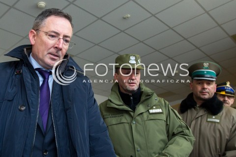  07.03.2014 MEDYKA <br />MINISTER SPRAW WEWNETRZNYCH BARTLOMIEJ SIENKIEWICZ Z WIZYTA NA POLSKO-UKRAINSKIM PRZEJSCIU GRANICZNYM W MEDYCE NA PODKARPACIU. WIZYTA MINISTRA ZWIAZANA JEST Z SYTUACJA NA UKRAINIE, MINISTER SPRAWDZIL GOTOWOSC SLUZB I PODLEGLYCH JEDNOSTEK NA EWENTUALNE PRZYJECIE UCHODZCOW Z UKRAINY.<br />N/Z MINISTER BARTLOMIEJ SIENKIEWICZ (L) I KOMENDANT GLOWNY STRAZY GRANICZNEJ GEN. BRYG. SG DOMINIK TRACZ (C)<br /> 