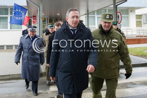  07.03.2014 MEDYKA <br />MINISTER SPRAW WEWNETRZNYCH BARTLOMIEJ SIENKIEWICZ Z WIZYTA NA POLSKO-UKRAINSKIM PRZEJSCIU GRANICZNYM W MEDYCE NA PODKARPACIU. WIZYTA MINISTRA ZWIAZANA JEST Z SYTUACJA NA UKRAINIE, MINISTER SPRAWDZIL GOTOWOSC SLUZB I PODLEGLYCH JEDNOSTEK NA EWENTUALNE PRZYJECIE UCHODZCOW Z UKRAINY.<br />N/Z MINISTER BARTLOMIEJ SIENKIEWICZ (C) I KOMENDANT GLOWNY STRAZY GRANICZNEJ GEN. BRYG. SG DOMINIK TRACZ (P)<br /> 