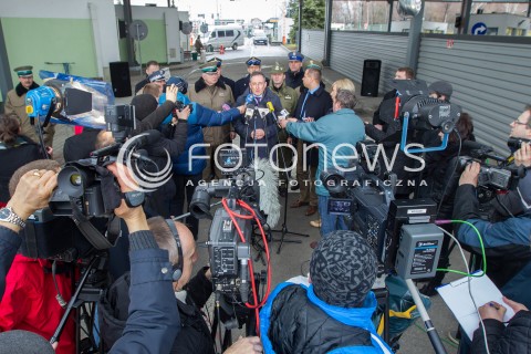  07.03.2014 MEDYKA <br />MINISTER SPRAW WEWNETRZNYCH BARTLOMIEJ SIENKIEWICZ Z WIZYTA NA POLSKO-UKRAINSKIM PRZEJSCIU GRANICZNYM W MEDYCE NA PODKARPACIU. WIZYTA MINISTRA ZWIAZANA JEST Z SYTUACJA NA UKRAINIE, MINISTER SPRAWDZIL GOTOWOSC SLUZB I PODLEGLYCH JEDNOSTEK NA EWENTUALNE PRZYJECIE UCHODZCOW Z UKRAINY.<br />N/Z MINISTER BARTLOMIEJ SIENKIEWICZ KONFERENCJA PRASOWA<br /> 