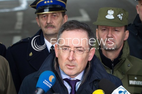  07.03.2014 MEDYKA <br />MINISTER SPRAW WEWNETRZNYCH BARTLOMIEJ SIENKIEWICZ Z WIZYTA NA POLSKO-UKRAINSKIM PRZEJSCIU GRANICZNYM W MEDYCE NA PODKARPACIU. WIZYTA MINISTRA ZWIAZANA JEST Z SYTUACJA NA UKRAINIE, MINISTER SPRAWDZIL GOTOWOSC SLUZB I PODLEGLYCH JEDNOSTEK NA EWENTUALNE PRZYJECIE UCHODZCOW Z UKRAINY.<br />N/Z MINISTER BARTLOMIEJ SIENKIEWICZ<br /> 