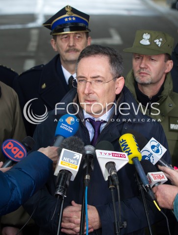  07.03.2014 MEDYKA <br />MINISTER SPRAW WEWNETRZNYCH BARTLOMIEJ SIENKIEWICZ Z WIZYTA NA POLSKO-UKRAINSKIM PRZEJSCIU GRANICZNYM W MEDYCE NA PODKARPACIU. WIZYTA MINISTRA ZWIAZANA JEST Z SYTUACJA NA UKRAINIE, MINISTER SPRAWDZIL GOTOWOSC SLUZB I PODLEGLYCH JEDNOSTEK NA EWENTUALNE PRZYJECIE UCHODZCOW Z UKRAINY.<br />N/Z MINISTER BARTLOMIEJ SIENKIEWICZ<br /> 