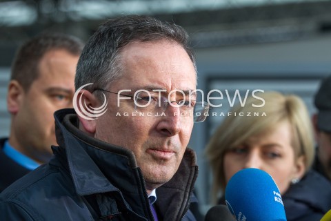  07.03.2014 MEDYKA <br />MINISTER SPRAW WEWNETRZNYCH BARTLOMIEJ SIENKIEWICZ Z WIZYTA NA POLSKO-UKRAINSKIM PRZEJSCIU GRANICZNYM W MEDYCE NA PODKARPACIU. WIZYTA MINISTRA ZWIAZANA JEST Z SYTUACJA NA UKRAINIE, MINISTER SPRAWDZIL GOTOWOSC SLUZB I PODLEGLYCH JEDNOSTEK NA EWENTUALNE PRZYJECIE UCHODZCOW Z UKRAINY.<br />N/Z MINISTER BARTLOMIEJ SIENKIEWICZ<br /> 