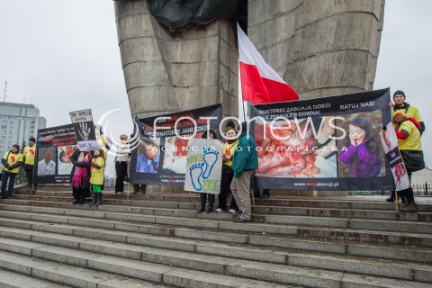  08.03.2014 RZESZOW <br />PIKIETA PRZECIW ZABIJANIU CHORYCH NIENARODZONYCH DZIECI W RZESZOWSKIM SZPITALU PRO-FAMILIA. <br />NA BANERACH WYKORZYSTANO DRASTYCZNE ZDJECIA MARTWYCH DZIECI ORAZ WIZERUNKI LEKARZY PRACUJACYCH W SZPITALU.<br /> 