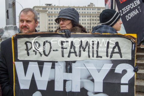  08.03.2014 RZESZOW <br />PIKIETA PRZECIW ZABIJANIU CHORYCH NIENARODZONYCH DZIECI W RZESZOWSKIM SZPITALU PRO-FAMILIA. <br />NA BANERACH WYKORZYSTANO DRASTYCZNE ZDJECIA MARTWYCH DZIECI ORAZ WIZERUNKI LEKARZY PRACUJACYCH W SZPITALU.<br /> 