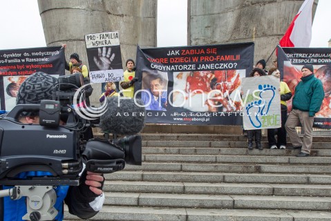  08.03.2014 RZESZOW <br />PIKIETA PRZECIW ZABIJANIU CHORYCH NIENARODZONYCH DZIECI W RZESZOWSKIM SZPITALU PRO-FAMILIA. <br />NA BANERACH WYKORZYSTANO DRASTYCZNE ZDJECIA MARTWYCH DZIECI ORAZ WIZERUNKI LEKARZY PRACUJACYCH W SZPITALU.<br /> 