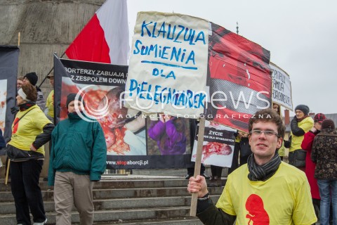  08.03.2014 RZESZOW <br />PIKIETA PRZECIW ZABIJANIU CHORYCH NIENARODZONYCH DZIECI W RZESZOWSKIM SZPITALU PRO-FAMILIA. <br />NA BANERACH WYKORZYSTANO DRASTYCZNE ZDJECIA MARTWYCH DZIECI ORAZ WIZERUNKI LEKARZY PRACUJACYCH W SZPITALU.<br /> 