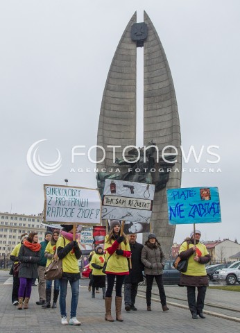  08.03.2014 RZESZOW <br />PIKIETA PRZECIW ZABIJANIU CHORYCH NIENARODZONYCH DZIECI W RZESZOWSKIM SZPITALU PRO-FAMILIA. <br />NA BANERACH WYKORZYSTANO DRASTYCZNE ZDJECIA MARTWYCH DZIECI ORAZ WIZERUNKI LEKARZY PRACUJACYCH W SZPITALU.<br /> 