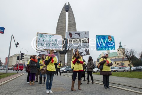  08.03.2014 RZESZOW <br />PIKIETA PRZECIW ZABIJANIU CHORYCH NIENARODZONYCH DZIECI W RZESZOWSKIM SZPITALU PRO-FAMILIA. <br />NA BANERACH WYKORZYSTANO DRASTYCZNE ZDJECIA MARTWYCH DZIECI ORAZ WIZERUNKI LEKARZY PRACUJACYCH W SZPITALU.<br /> 