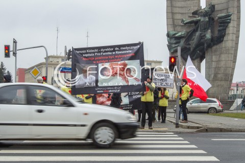  08.03.2014 RZESZOW <br />PIKIETA PRZECIW ZABIJANIU CHORYCH NIENARODZONYCH DZIECI W RZESZOWSKIM SZPITALU PRO-FAMILIA. <br />NA BANERACH WYKORZYSTANO DRASTYCZNE ZDJECIA MARTWYCH DZIECI ORAZ WIZERUNKI LEKARZY PRACUJACYCH W SZPITALU.<br /> 