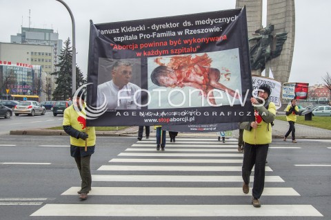  08.03.2014 RZESZOW <br />PIKIETA PRZECIW ZABIJANIU CHORYCH NIENARODZONYCH DZIECI W RZESZOWSKIM SZPITALU PRO-FAMILIA. <br />NA BANERACH WYKORZYSTANO DRASTYCZNE ZDJECIA MARTWYCH DZIECI ORAZ WIZERUNKI LEKARZY PRACUJACYCH W SZPITALU.<br /> 