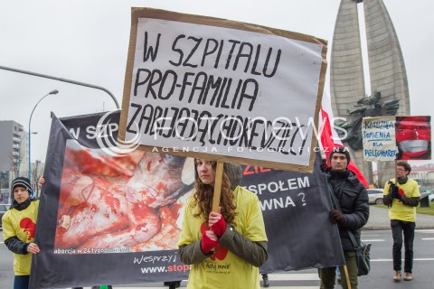  08.03.2014 RZESZOW <br />PIKIETA PRZECIW ZABIJANIU CHORYCH NIENARODZONYCH DZIECI W RZESZOWSKIM SZPITALU PRO-FAMILIA. <br />NA BANERACH WYKORZYSTANO DRASTYCZNE ZDJECIA MARTWYCH DZIECI ORAZ WIZERUNKI LEKARZY PRACUJACYCH W SZPITALU.<br /> 