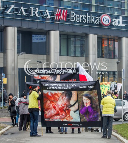 08.03.2014 RZESZOW <br />PIKIETA PRZECIW ZABIJANIU CHORYCH NIENARODZONYCH DZIECI W RZESZOWSKIM SZPITALU PRO-FAMILIA. <br />NA BANERACH WYKORZYSTANO DRASTYCZNE ZDJECIA MARTWYCH DZIECI ORAZ WIZERUNKI LEKARZY PRACUJACYCH W SZPITALU.<br /> 