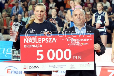  09.03.2014 OSTROWIEC SWIETOKRZYSKI<br />SIATKOWKA<br />FINAL PUCHARU POLSKI W PILCE SIATKOWEJ KOBIET ENEA CUP 2014 <br />MECZ FINALOWY CHEMIK POLICE - POLSKI CUKIER MUSZYNIANKA FAKRO BANK BPS MUSZYNA<br />CHEMIK POLICE ZDOBYWCA PUCHARU POLSKI ENEA CUP 2014<br />N/Z AGATA SAWICKA NAGRODA DLA NAJLEPSZEJ BRONIACEJ NAJLEPSZA BRONIACA<br /> 