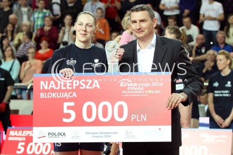  09.03.2014 OSTROWIEC SWIETOKRZYSKI<br />SIATKOWKA<br />FINAL PUCHARU POLSKI W PILCE SIATKOWEJ KOBIET ENEA CUP 2014 <br />MECZ FINALOWY CHEMIK POLICE - POLSKI CUKIER MUSZYNIANKA FAKRO BANK BPS MUSZYNA<br />CHEMIK POLICE ZDOBYWCA PUCHARU POLSKI ENEA CUP 2014<br />N/Z KATARZYNA MROZ NAGRODA DLA NAJLEPSZEJ BLOKUJACEJ NAJLEPSZA BLOKUJACA<br /> 