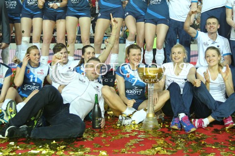  09.03.2014 OSTROWIEC SWIETOKRZYSKI<br />SIATKOWKA<br />FINAL PUCHARU POLSKI W PILCE SIATKOWEJ KOBIET ENEA CUP 2014 <br />MECZ FINALOWY CHEMIK POLICE - POLSKI CUKIER MUSZYNIANKA FAKRO BANK BPS MUSZYNA<br />N/Z MALGORZATA GLINKA - MOGENTALE ZDJECIE GRUPOWE GRUPOWKA PUCHAR ZWYCIESTWO RADOSC EMOCJE WYGRANA<br /> 