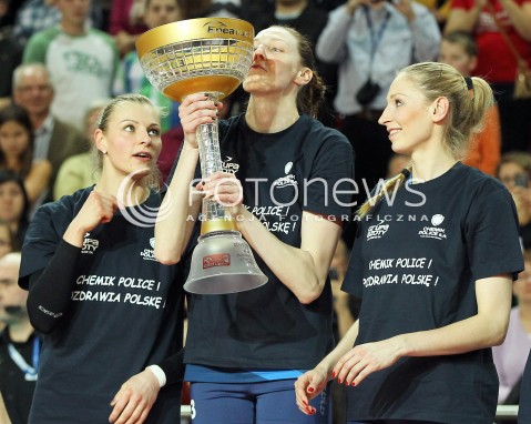  09.03.2014 OSTROWIEC SWIETOKRZYSKI<br />SIATKOWKA<br />FINAL PUCHARU POLSKI W PILCE SIATKOWEJ KOBIET ENEA CUP 2014 <br />MECZ FINALOWY CHEMIK POLICE - POLSKI CUKIER MUSZYNIANKA FAKRO BANK BPS MUSZYNA<br />N/Z AGATA SAWICKA KATARZYNA MROZ AGNIESZKA BEDNAREK - KASZA RADOSC WYGRANA PUCHAR ZWYCIESTWO<br /> 