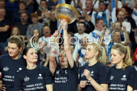  09.03.2014 OSTROWIEC SWIETOKRZYSKI<br />SIATKOWKA<br />FINAL PUCHARU POLSKI W PILCE SIATKOWEJ KOBIET ENEA CUP 2014 <br />MECZ FINALOWY CHEMIK POLICE - POLSKI CUKIER MUSZYNIANKA FAKRO BANK BPS MUSZYNA<br />CHEMIK POLICE ZDOBYWCA PUCHARU POLSKI ENEA CUP 2014<br />N/Z MALGORZATA GLINKA - MOGENTALE JUSTYNA RACZYNSKA ALEKSANDRA KRZOS DOMINIKA SOBOLSKA ANNA GREJMAN PUCHAR RADOSC EMOCJE ZWYCIESTWO WYGRANA<br /> 