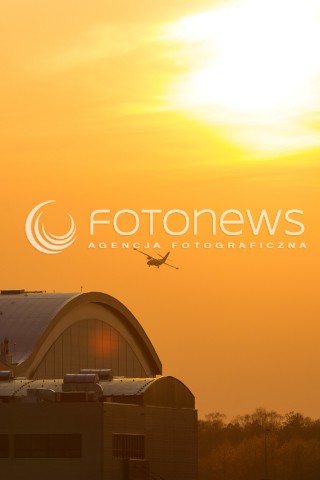  14.03.2014 JASIONKA <br />LOTNISKO RZESZOW JASIONKA<br />ZDJECIE ILUSTRACYJNE<br />N/Z HANGAR I SAMOLOT O ZACHODZIE SLONCA<br /> 