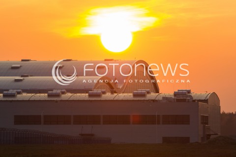  14.03.2014 JASIONKA <br />LOTNISKO RZESZOW JASIONKA<br />ZDJECIE ILUSTRACYJNE<br />N/Z HANGAR O ZACHODZIE SLONCA<br /> 