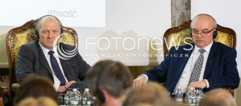 15.03.2014 JASIONKA<br />KONFERENCJA CWIERCWIECZE WOLNOSCI - WIES SRODKOWOEUROPEJSKA PO UPADKU KOMUNIZMU<br />N/Z MAREK SAWICKI (L) NOWY MINISTER ROLNICTWA I STANISLAW KALEMBA (P) BYLY MINISTER ROLNICTWA KTORY W PIATEK PODAL SIE DO DYMISJI<br /> 