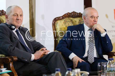 15.03.2014 JASIONKA<br />KONFERENCJA CWIERCWIECZE WOLNOSCI - WIES SRODKOWOEUROPEJSKA PO UPADKU KOMUNIZMU<br />N/Z MAREK SAWICKI (L) NOWY MINISTER ROLNICTWA I STANISLAW KALEMBA (P) BYLY MINISTER ROLNICTWA KTORY W PIATEK PODAL SIE DO DYMISJI<br /> 